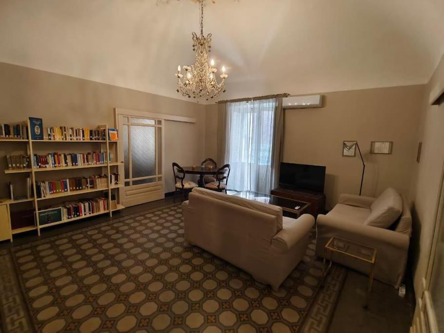 Retroetnea - Appartamento In Centro Storico - Con Camere Comunicanti Κατάνια Εξωτερικό φωτογραφία